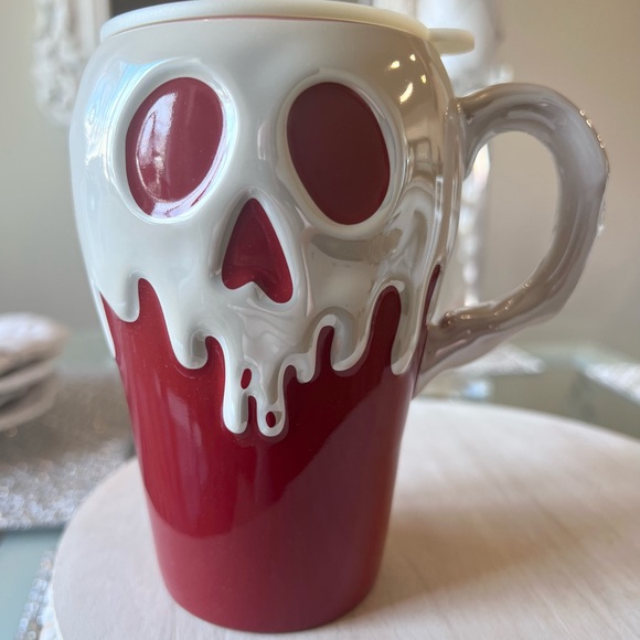 ☠️ POISON APPLE Disney Snow White Ceramic Travel Mug Red NEW - Picture 4 of 7